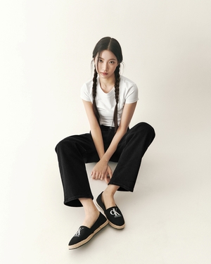 【フォト】LE SSERAFIMカズハ　エスパドリーユで多彩なコーデの「清純美女」