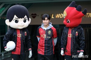 【フォト】FCソウルの試合のキックオフに登場した歌手イム・ヨンウン