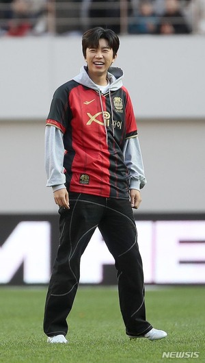 【フォト】FCソウルの試合のキックオフに登場した歌手イム・ヨンウン
