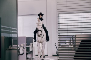 【フォト】白馬に乗ったLE SSERAFIM、西部映画のワンシーンのよう