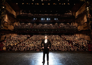 チョ・スンウ、『オペラ座の怪人』150万人突破…満員の観客と記念写真