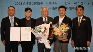 【フォト】アン・ソンギ、4・19民主平和賞を受賞
