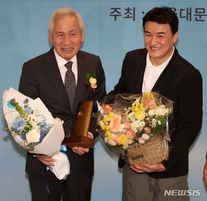 【フォト】アン・ソンギ、4・19民主平和賞を受賞