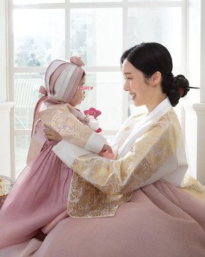 イ・ジョンヒョン、娘がもう1歳…韓服姿で温かい眼差し