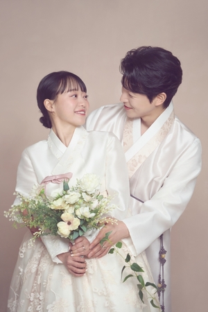 【フォト】Forestellaペ・ドゥフン＆女優カン・ヨンジョン、5月に結婚…ウエディンググラビア公開