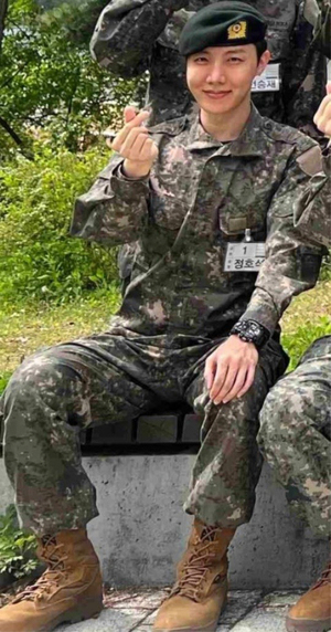 徴兵:BTSのJ-HOPE、入隊後の近況…訓練服を着ても「芸能人のオーラ」