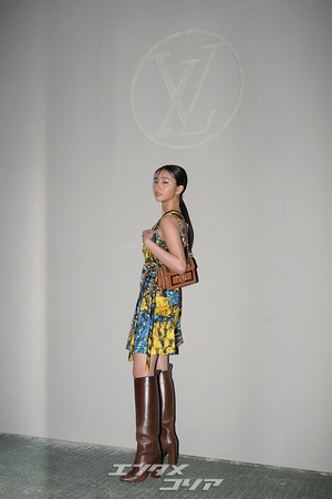 【フォト】「木村拓哉の娘」Kōki、「ルイ・ヴィトン」ファッションショーに出席