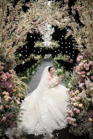 チャン・ミイネ、祝福の中華やかに結婚式…花に囲まれた写真公開