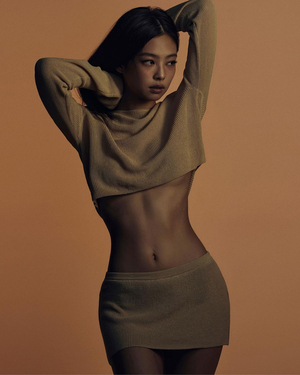 【フォト】BLACKPINKジェニー、きゃしゃなウエスト＋見事な腹筋際立つ「Calvin Klein」グラビア