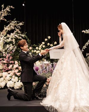 【フォト】新婦イ・ダヘ、結婚式の写真公開…妻に指輪をはめるSE7EN