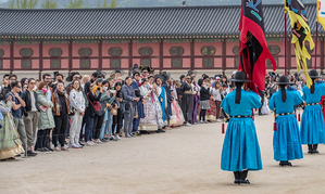 4月17日午後、ソウル・景福宮の興礼門前でさまざまな国の観光客が守門将交代儀式を見ている。韓服を着ていれば韓国人も外国人も無料で景福宮に入場できる。／イ・テギョン記者