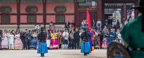 4月17日午後、ソウル・景福宮の興礼門前でさまざまな国の観光客が守門将交代儀式を見ている。