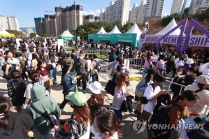 BTSが来月デビュー10周年 ソウル市内の名所が紫一色に