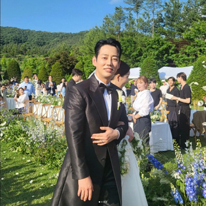 Teiのゴルフ場結婚式の様子公開…チョン・テウ「結婚おめでとう、お幸せに」