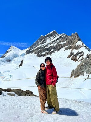【フォト】イ・ヒョリ＆イ・サンスン夫妻　スイスの万年雪の前で2ショット