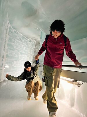 【フォト】イ・ヒョリ＆イ・サンスン夫妻　スイスの万年雪の前で2ショット