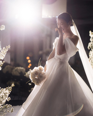 トランスジェンダーモデルのチェ・ハンビッ、輝くようなウエディングドレス姿…結婚式の写真公開