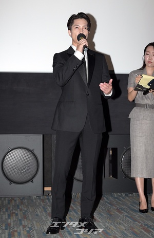 【フォト】『SEE HEAR LOVE』舞台あいさつに出席した山下智久と新木優子、ファンと記念撮影