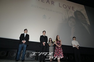【フォト】『SEE HEAR LOVE』舞台あいさつに出席した山下智久と新木優子、ファンと記念撮影