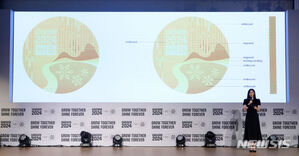 【フォト】江原2024のメダルを紹介する広報大使キム・ヨナ