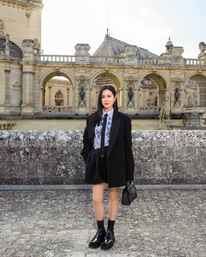 ソン・イェジン、Valentinoのファッションショー出席…パリを魅了したグローバルな女神の美