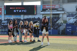 STAYC、千葉ロッテのホームゲームで始球式…『Teddy Bear』スペシャル・ライブも