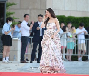【フォト】チョン・リョウォン、花柄ドレスで人並みならぬファッションセンス披露