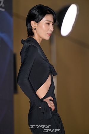 【フォト】キム・ソヒョン、大胆な結び目＆カットデザインのドレスがシック