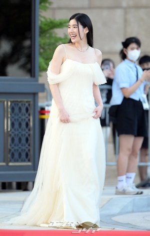 【フォト】チョン・ウンチェ、さわやか笑顔＆上品な純白ドレス姿