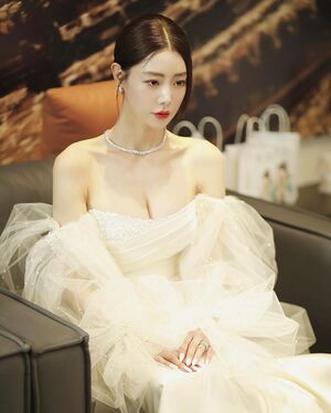 【フォト】クララ　純白ドレスで清純＆優雅なビジュアル公開