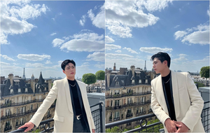 真っ白なロングコート着たパク・ボゴム 仏パリの青空に映えるビジュアル