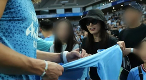 チョン・ジヒョン、夫とマンCの試合観戦…アーリング・ハーランドのサインをもらい「きゃあ、サンキュー」