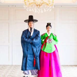 シム・ヒョンタク&サヤさんが韓服姿を公開…「次は韓国での結婚式、人生の最後のパズル」