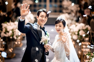 シム・ヒョンタク、韓国での結婚式の写真公開 「サヤのため強い夫になりたい…一生妻を守る」