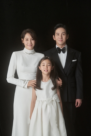 ユン・ジミン&クォン・ヘソン夫妻、娘と撮影したリマインド・ウエディング・フォト公開 「結婚10周年最高の自慢」
