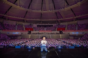 【フォト】キム・ジュンス、デビュー20周年ファンミ「COCOTIME」ソウル会場で躍動