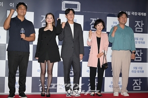 【フォト】チョン・ユミ&イ・ソンギュン、VIP試写会に出席 「映画『眠り』をよろしく!」