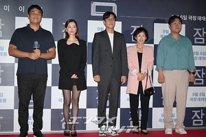 【フォト】チョン・ユミ＆イ・ソンギュン、VIP試写会に出席　「映画『眠り』をよろしく！」