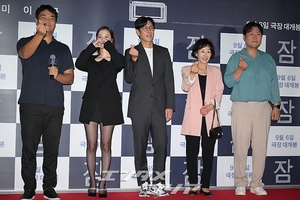【フォト】チョン・ユミ＆イ・ソンギュン、VIP試写会に出席　「映画『眠り』をよろしく！」