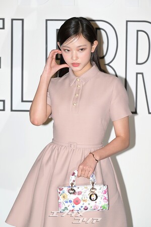 【フォト】NewJeansヘリン、ピンクのワンピを着て人形のよう＝「Lady Dior Celebration」展示会