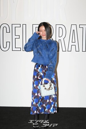 【フォト】コ・ミンシ、ブルーでまとめたフェミニンコーデ＝「Lady Dior Celebration」展示会