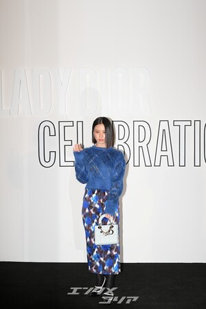 【フォト】コ・ミンシ、ブルーでまとめたフェミニンコーデ＝「Lady Dior Celebration」展示会