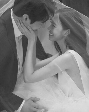 【フォト】ユン・バク＆キム・スビン、抱きしめて頬にキス…甘いウエディング写真公開