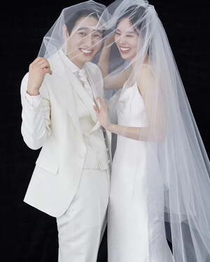 【フォト】ユン・バク＆キム・スビン、抱きしめて頬にキス…甘いウエディング写真公開