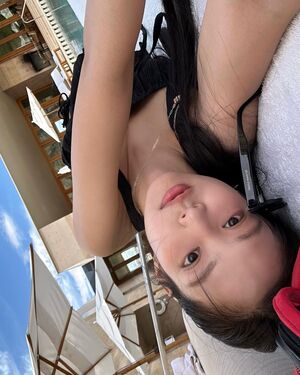 【フォト】BLACKPINKジェニー、すばらしい自然の中で楽しむ夏休みの写真コレクション