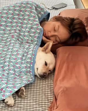 イ・ヒョリ、愛犬と布団かぶってお昼寝…心温まる日常の一コマ