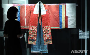 【フォト】防弾少年団RMの後援により復元された朝鮮王朝時代の婚礼衣装「闊衣」