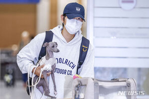 【フォト】パパになったソン・ジュンギ、愛犬と共に韓国へ帰国