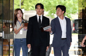 【フォト】拘束前被疑者尋問に出頭した俳優ユ・アイン
