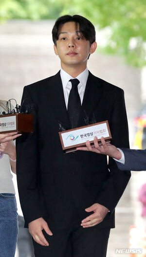 【フォト】拘束前被疑者尋問に出頭した俳優ユ・アイン